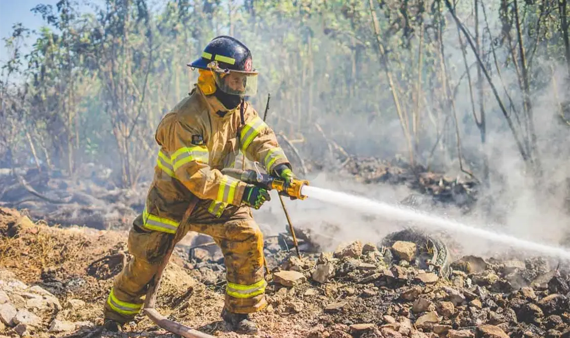 Bomberos sobreviven con 130 mil pesos mensuales