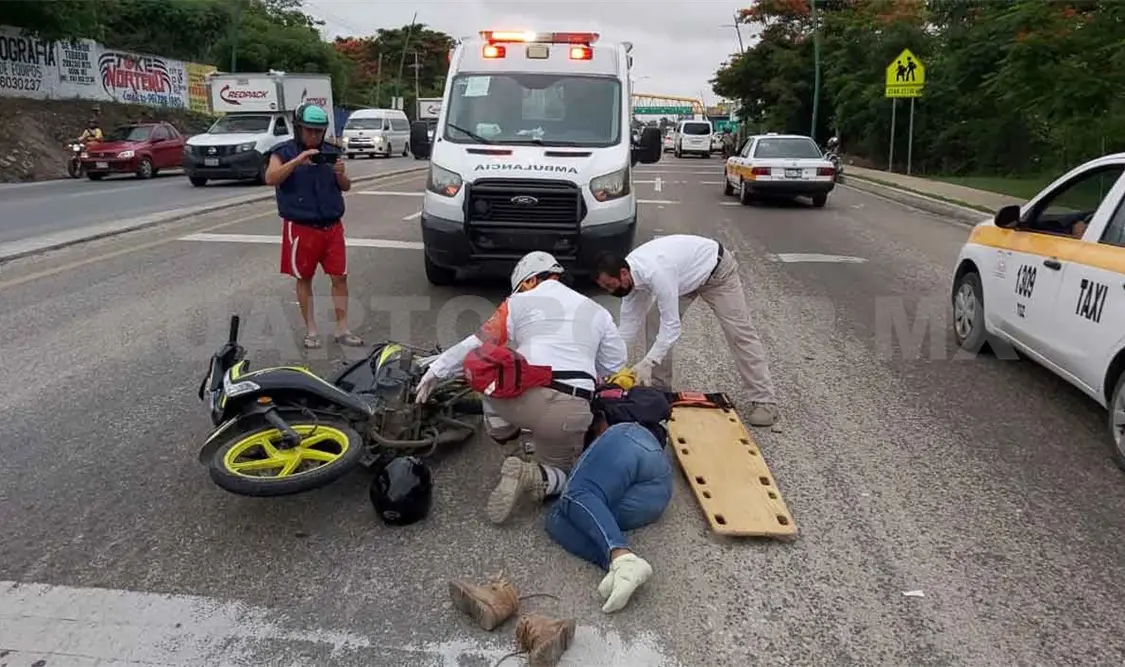 Queda fracturada tras ser arrollada por auto