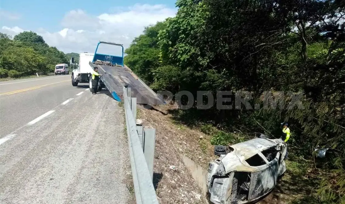 Se incendia vehículo volcado en autopista