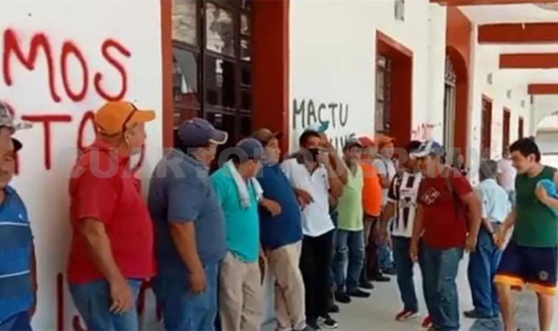 Trabajadores del Ayuntamiento efectúan plantón indefinido
