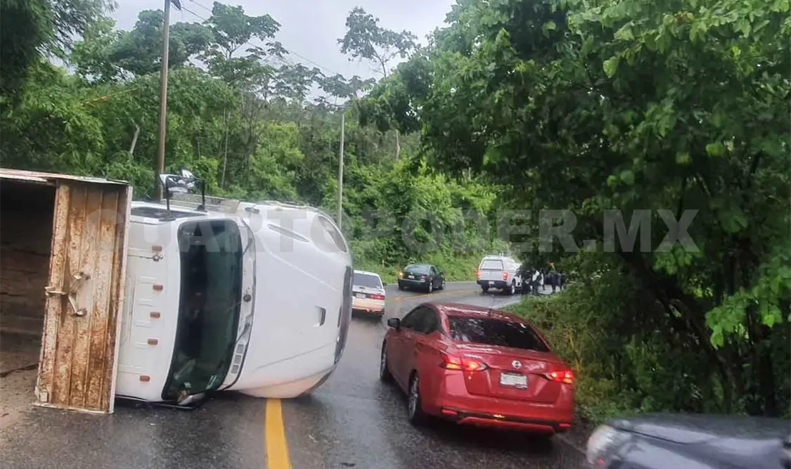 Una persona herida en aparatosa carambola