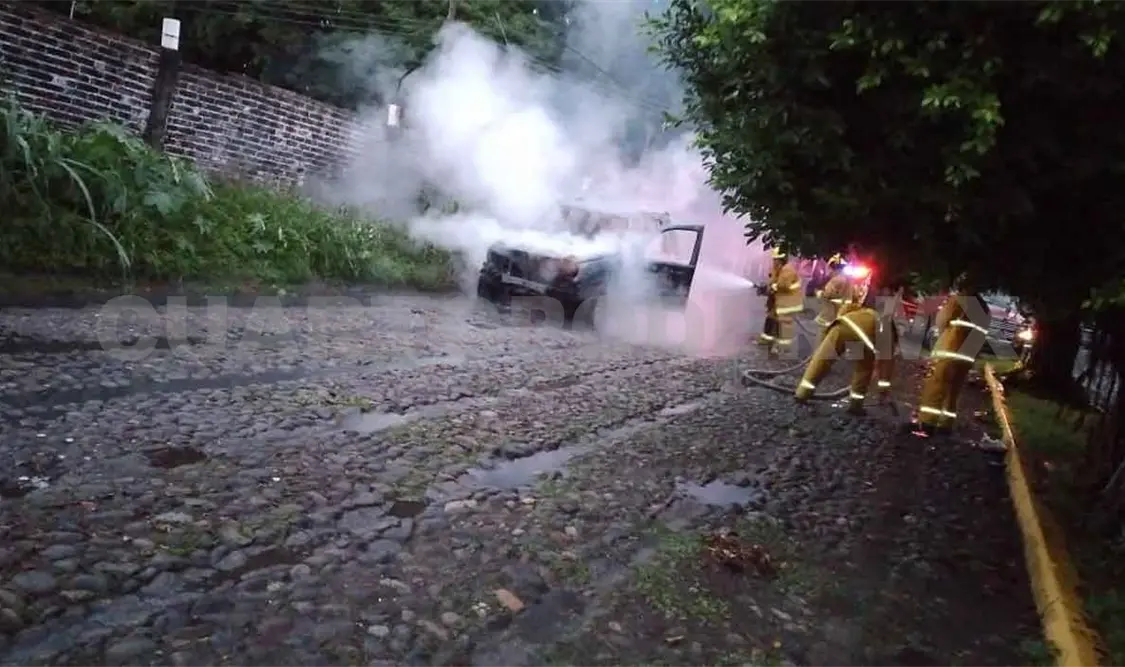 Se incendia camioneta y termina en cenizas