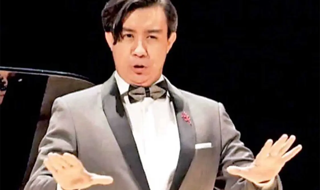 Martínez Flores inició su carrera en el Coro Polifónico de Los Cabos, y a los 15 años de edad ingresó al Taller de Ópera de Sinaloa.