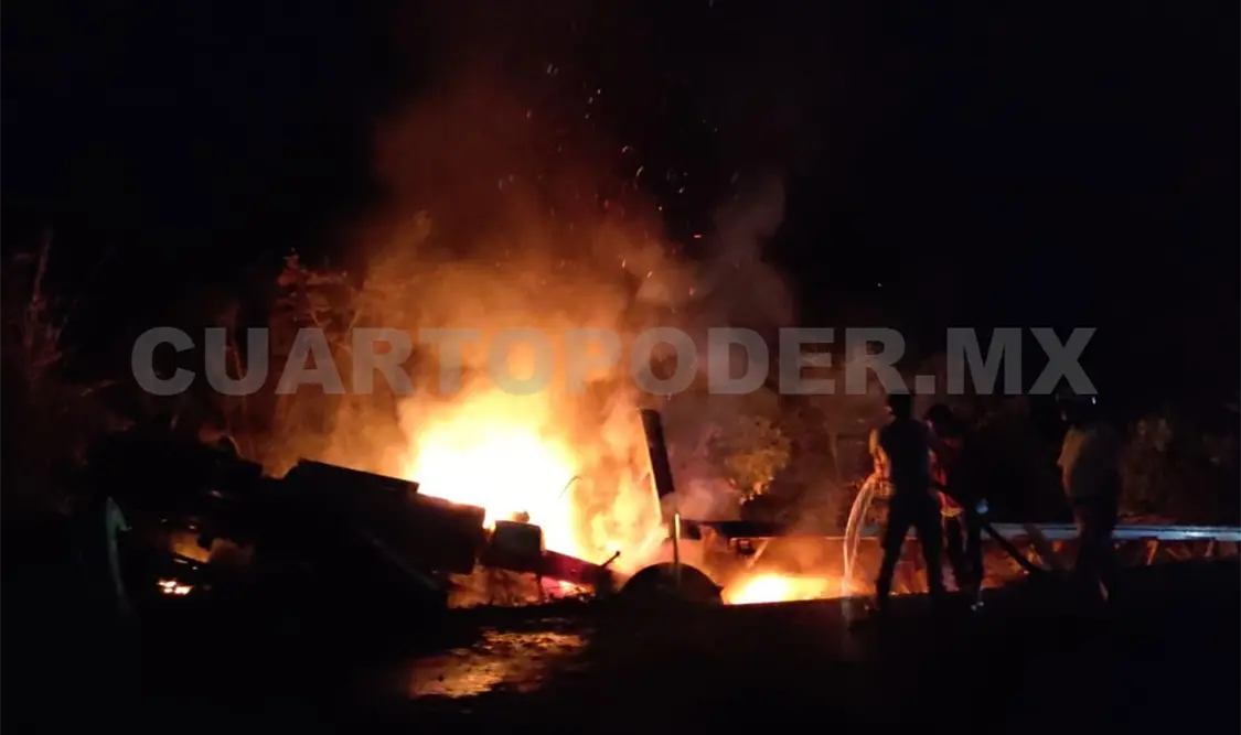 Tráiler vuelca y se incendia; queda reducido a cenizas