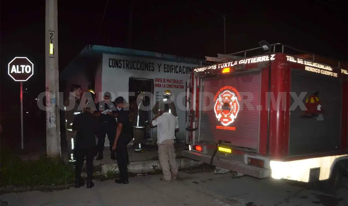 Rescatan a adulto mayor en domicilio envuelto en llamas