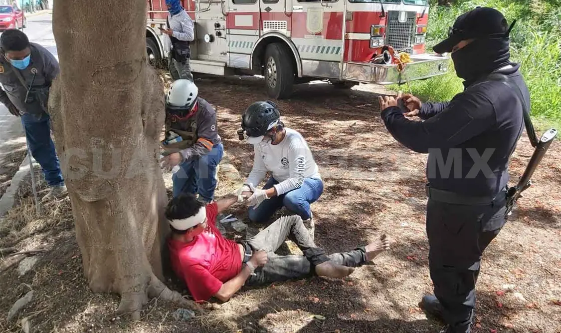 Hombre cae en canal de aguas negras