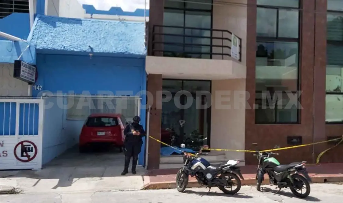 Lo hallan muerto en la entrada de un edificio