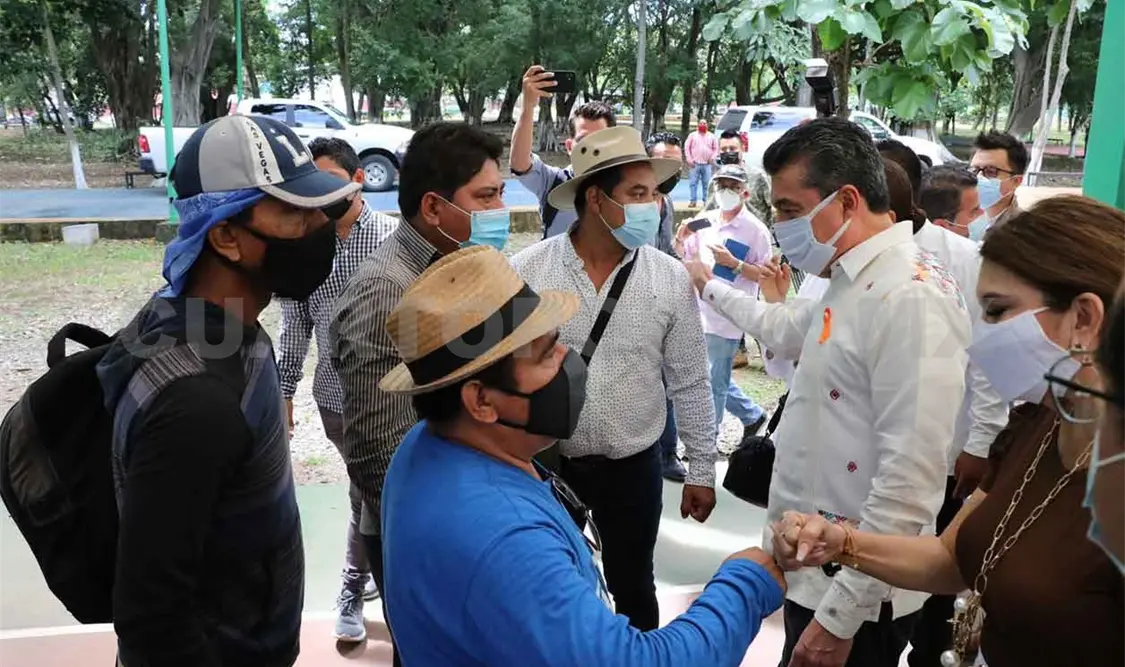 Escandón dialoga con integrantes del magisterio
