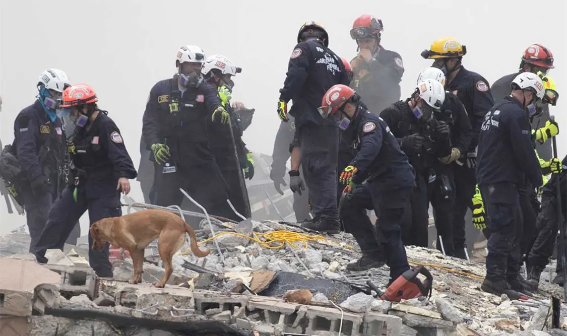 Al menos cuatro personas murieron después de que el edificio de 12 plantas se derrumbara mientras los residentes dormían en su interior. Cortesía