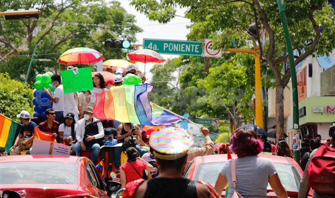 Marchan por el Orgullo LGBT+ en Tuxtla