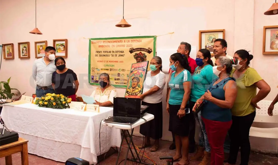Integrantes del Frente Popular en Defensa del Soconusco recibiendo el premio “Mariano Abarca”. CP
