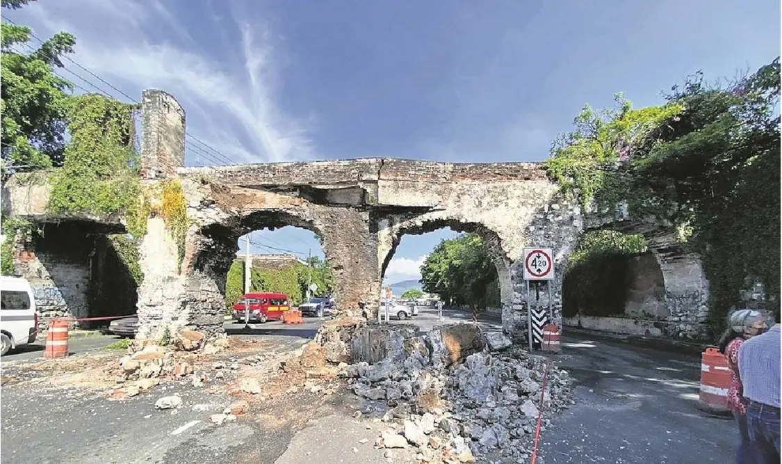 Un camión cargado con tubos de concreto chocó contra los Arcos de San Carlos. Cortesía