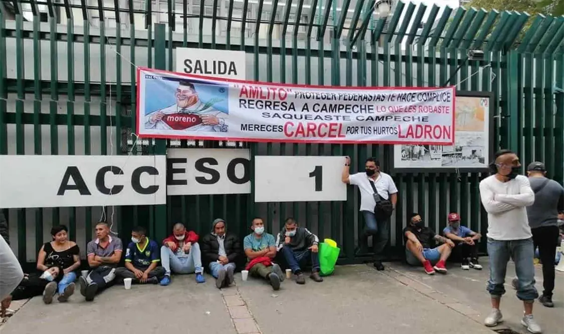 Bloquean militantes sede nacional del PRI. Twitter