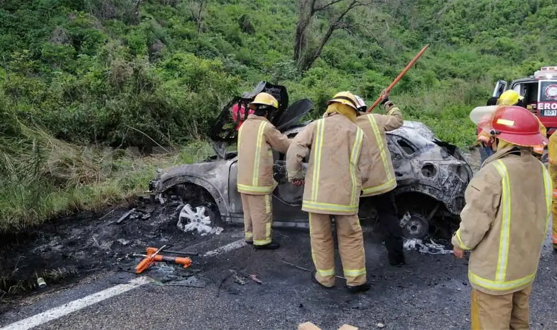 Se incendia vehículo por derrumbe de piedra