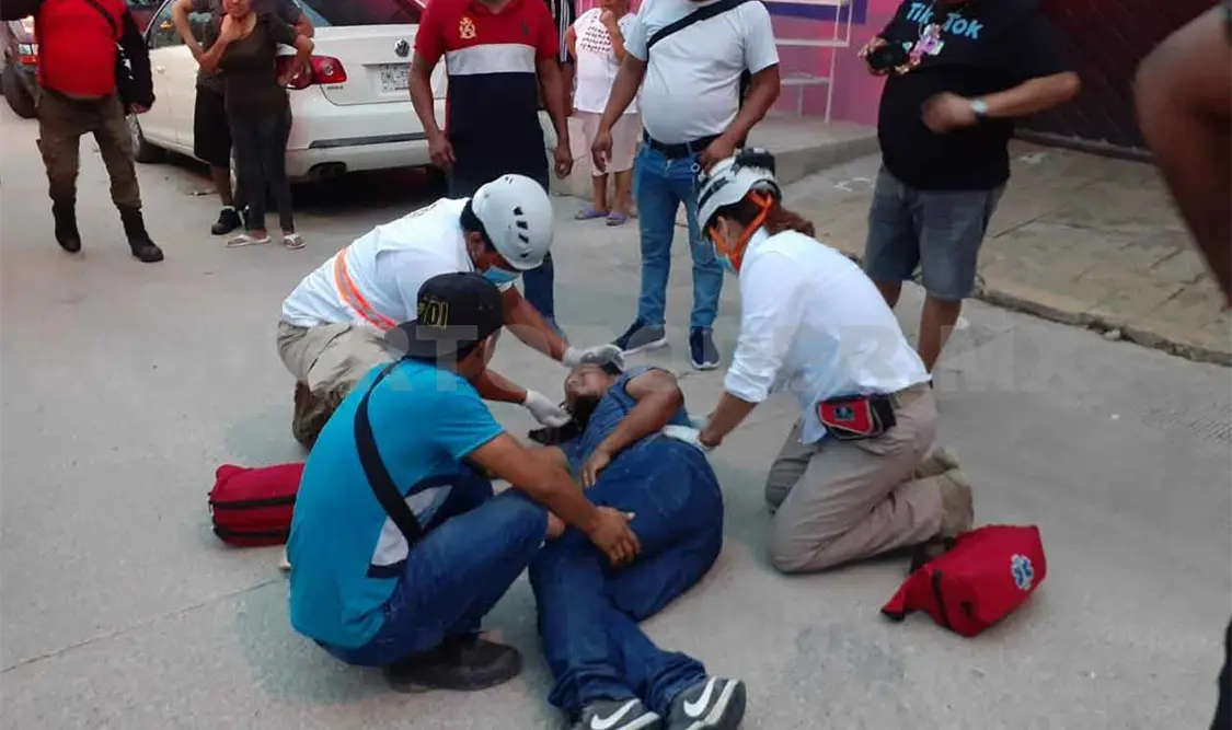 Motociclista embiste a peatón