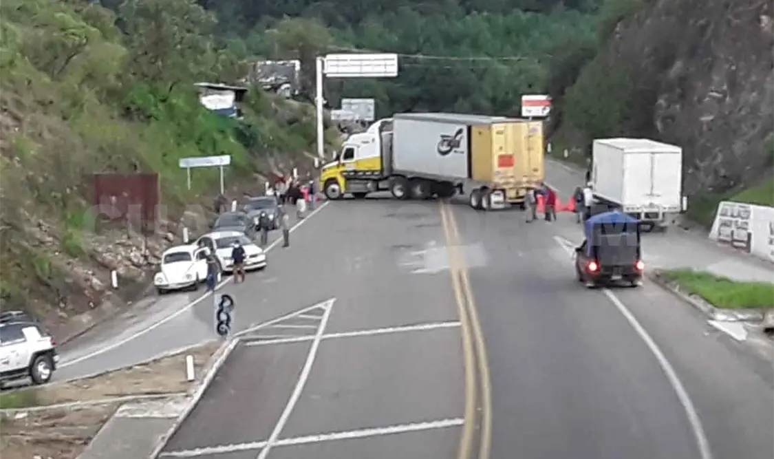Maestros bloquearon la carretera de cuota