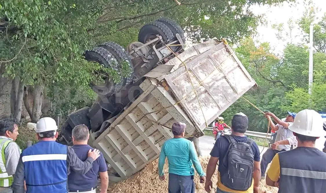 Vuelca volteo en la vía Tuxtla-Copoya