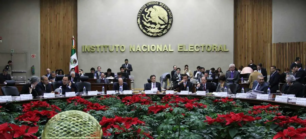 INE multa al PV por mentir en monto de 2 mdp