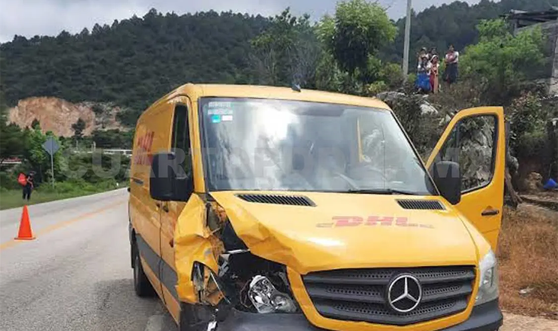 Camión de paquetería se impacta contra sedán