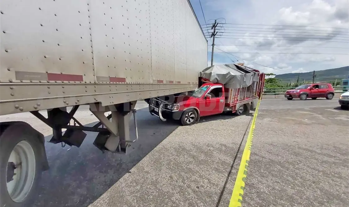 Se estrella camioneta y queda debajo de tráiler