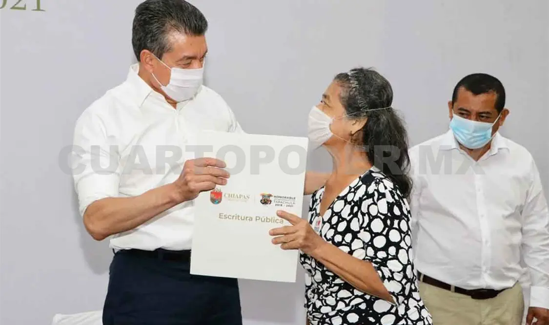 REC entrega escrituras públicas a 210 familias