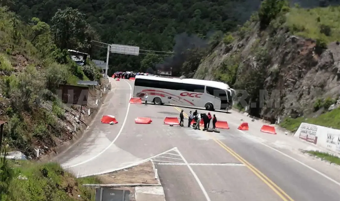 Maestros bloquean carretera de cuota