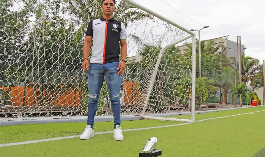 Erick Carballo recibió su bota de plata