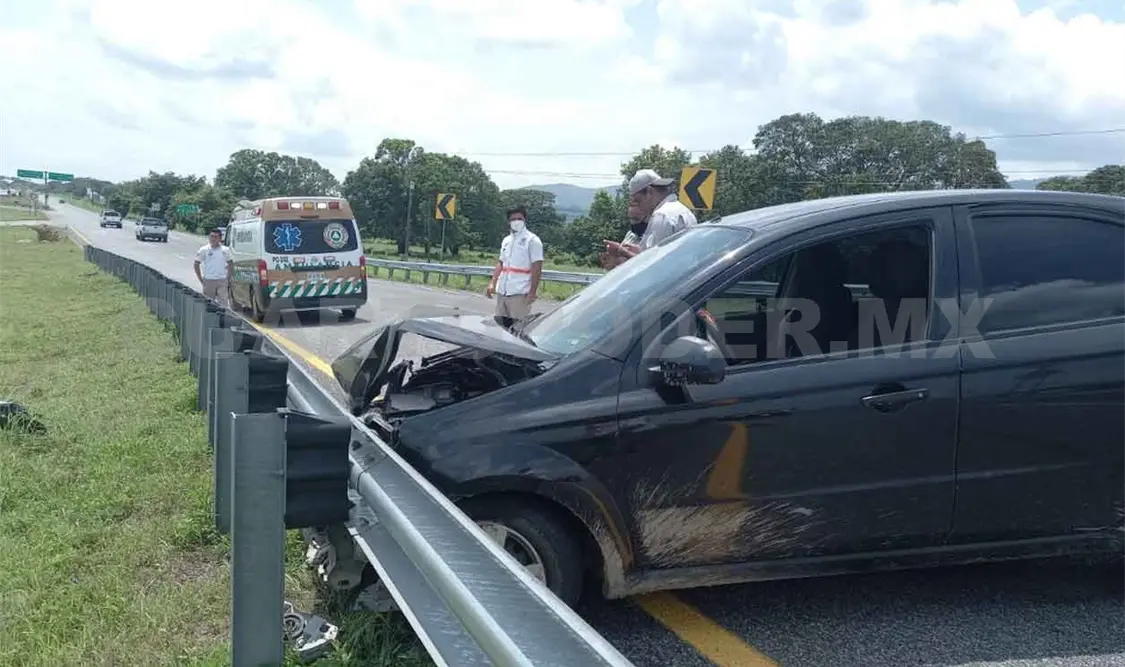 Acelerado conductor se estrella contra barrera