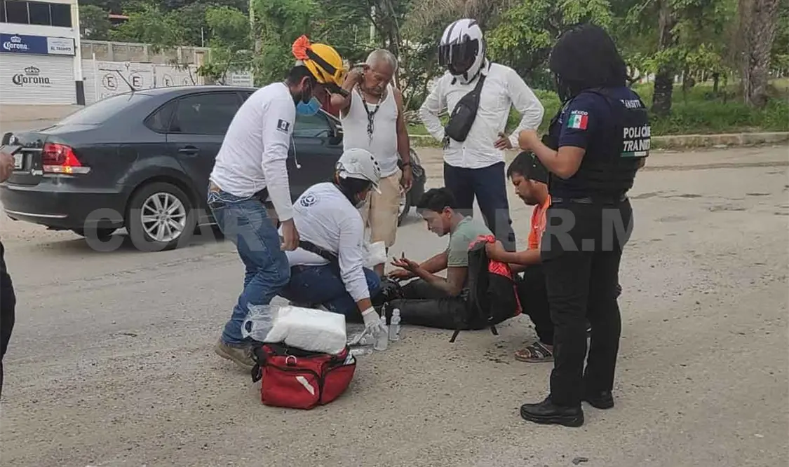 Cae en un bache y termina derrapando