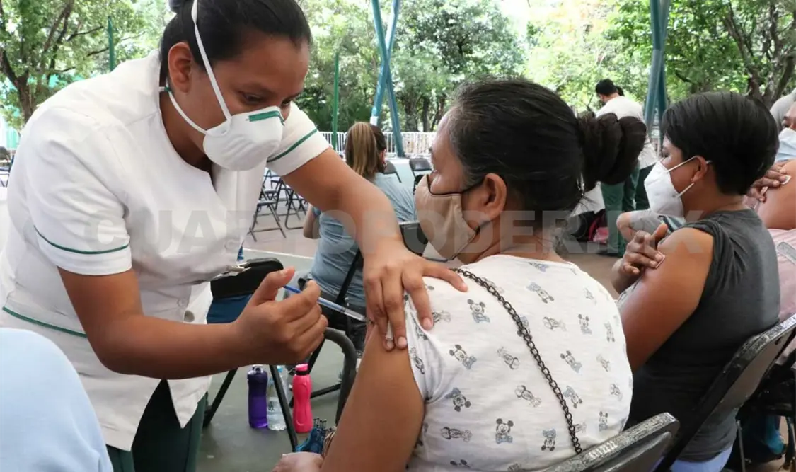 La Secretaría de Salud reitera el llamado a la población para que participe en las campañas de vacunación, considerando que aplicarse el antígeno protege contra las formas graves de la enfermedad, evitando la hospitalización e intubación por complicaciones y gravedad en los casos. CP