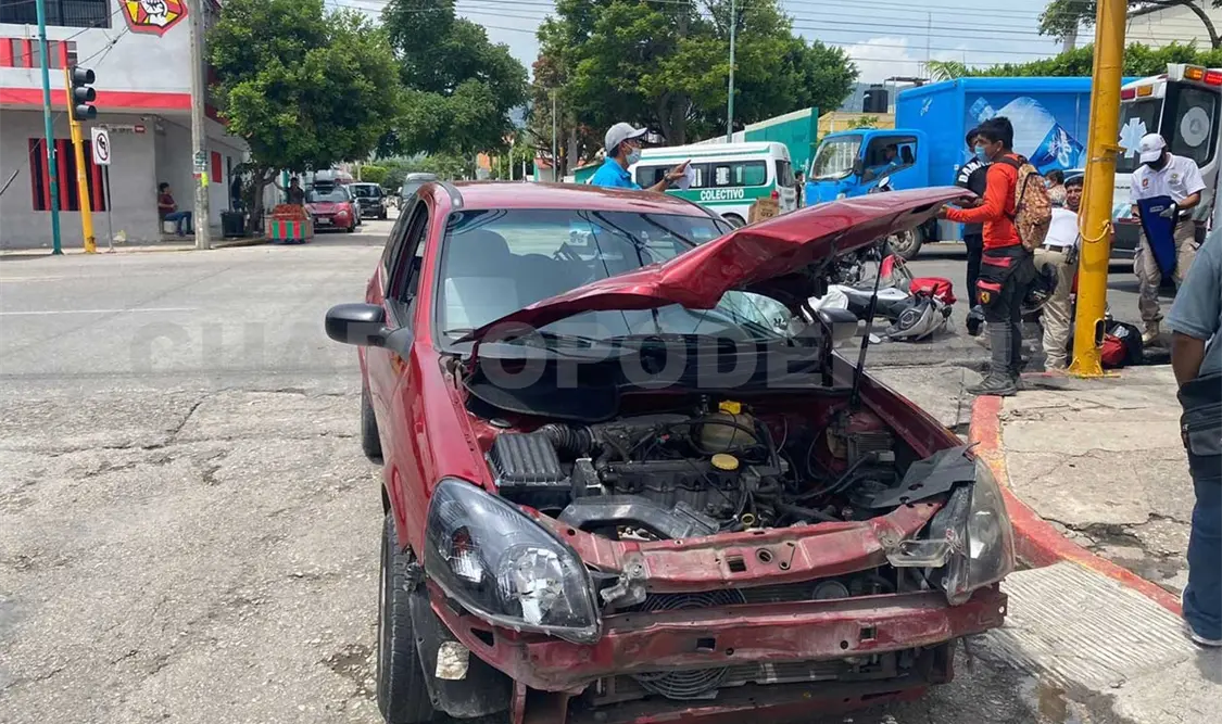 En el cruce de calles del Parque del Mariachi del barrio Santa Cecilia, la unidad tipo sedán impactó al motociclista Darwin “N”. Ulises López / CP
