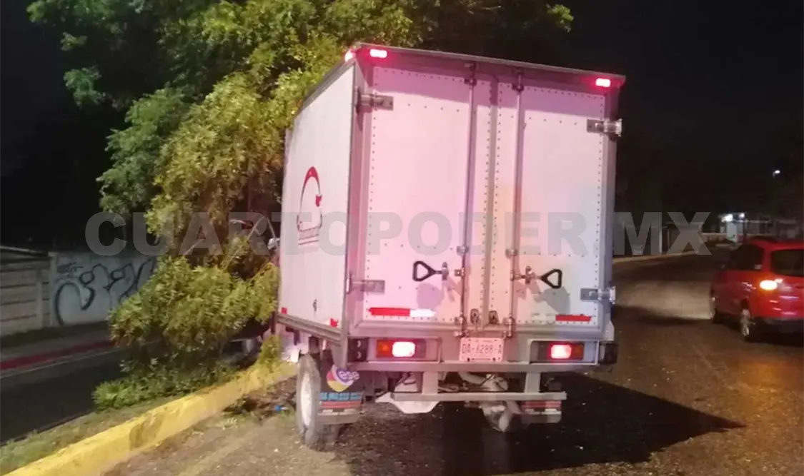 Al parecer fue el exceso de velocidad lo que provocó que el conductor perdiera el control y chocara contra el objeto fijo. Ulises López / CP
