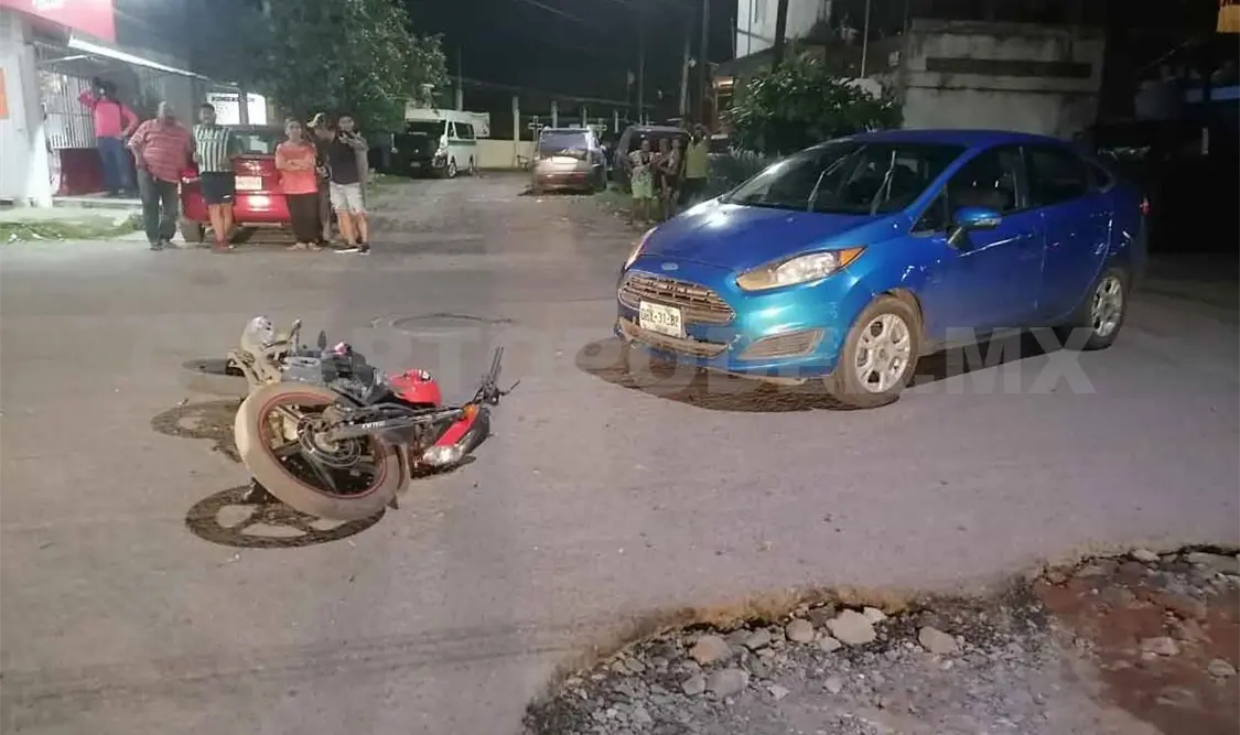 Motorista queda lesionado al ser impactado por auto