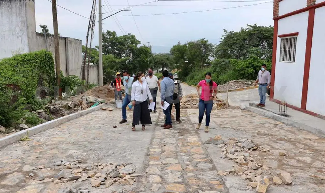 Supervisa Karla Burguete obra de pavimentación