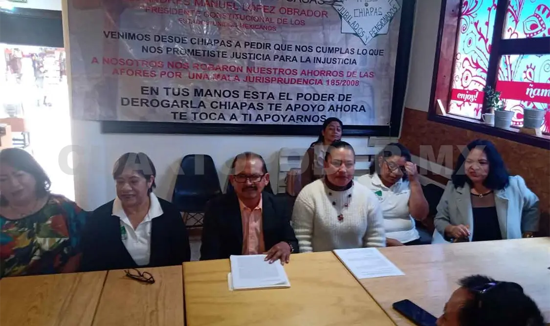 Jubilados del IMSS exigen pago de sus ahorros