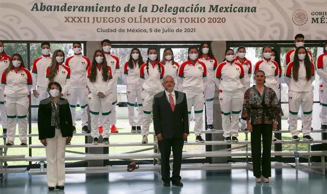 AMLO abandera a delegación mexicana