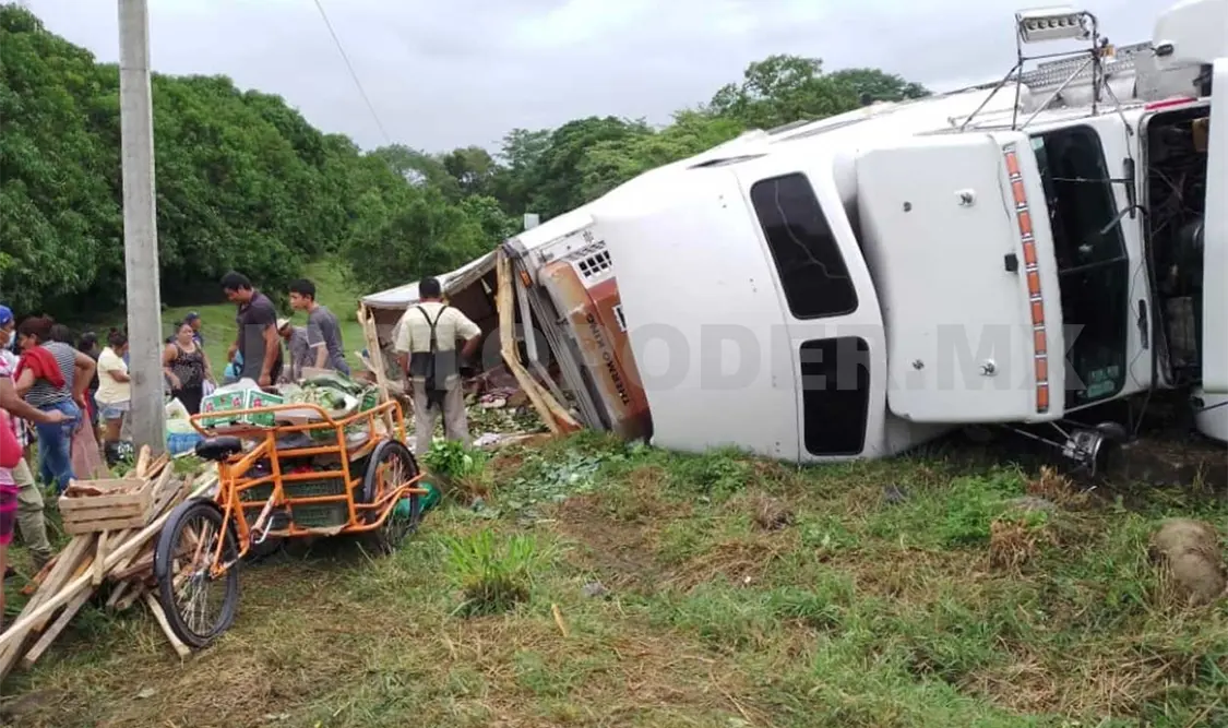 Vuelca tráiler en la Costera y pobladores realizan rapiña