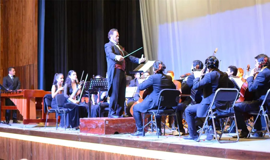 Presentación de la Orquesta Sinfónica de Chiapas en el teatro Francisco I. Madero, bajo la dirección del maestro Federico Álvarez del Toro. Cortesía