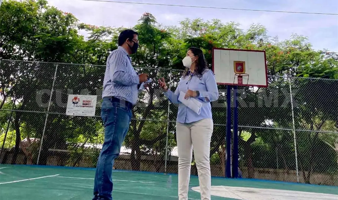 Supervisan rehabilitación de techumbre en cancha