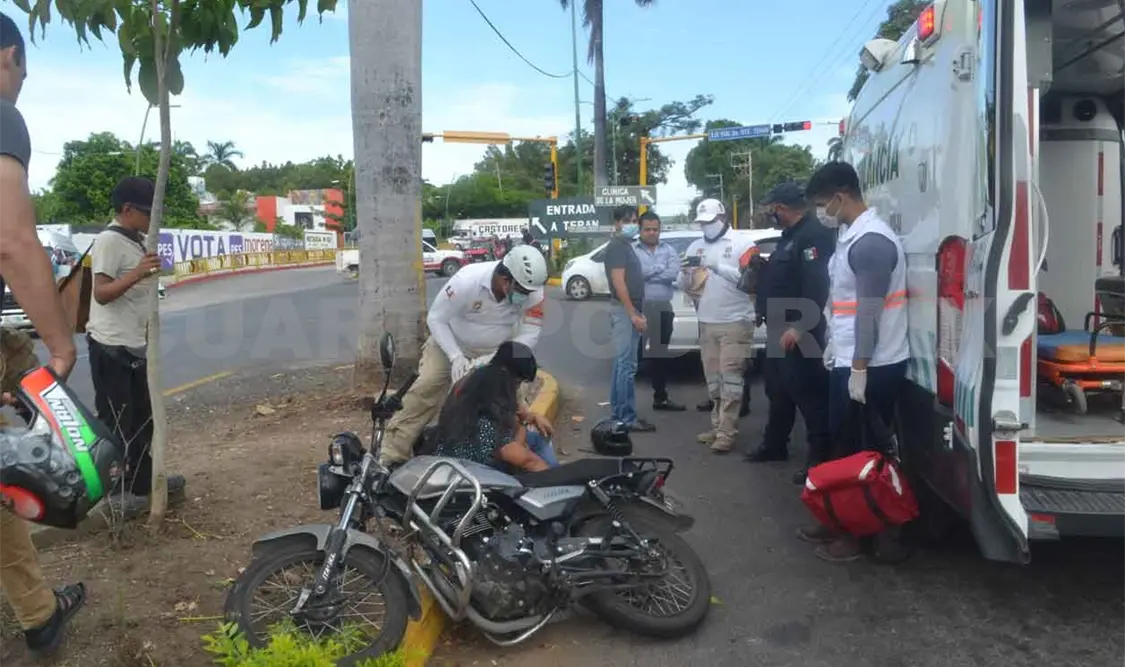 Pareja de motociclistas es impactada en el bulevar