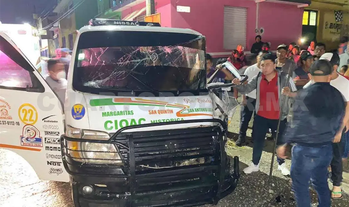 Chofer ebrio se estrella contra poste de concreto