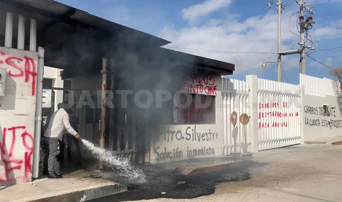 Integrantes de la CNTE protestan con pintas y quemas