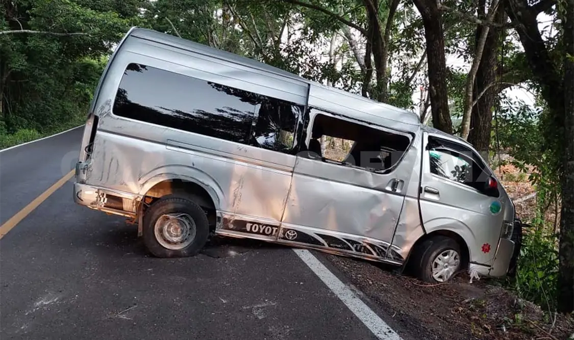 Al parecer fue el exceso de velocidad lo que provocó el percance de la unidad de pasaje, la mañana del sábado. Genaro Sánchez / CP