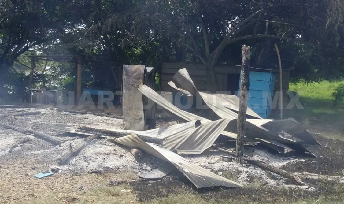 La madrugada del sábado incendiaron misteriosamente otro negocio en el municipio de Benemérito de Las Américas. Genaro Sánchez / CP