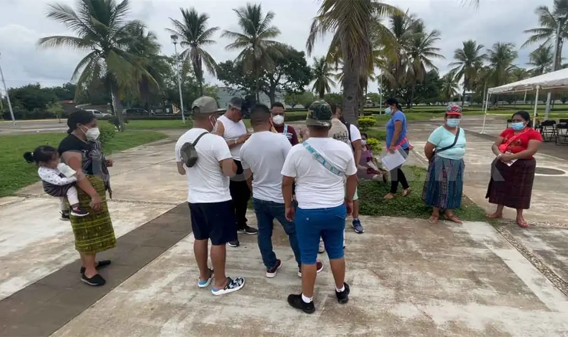 Guatemaltecos llegan a vacunarse; mexicanos no