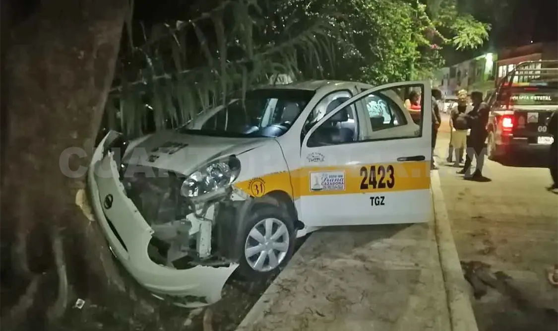 Tratan de asaltar a taxista, pero opta por estrellarse