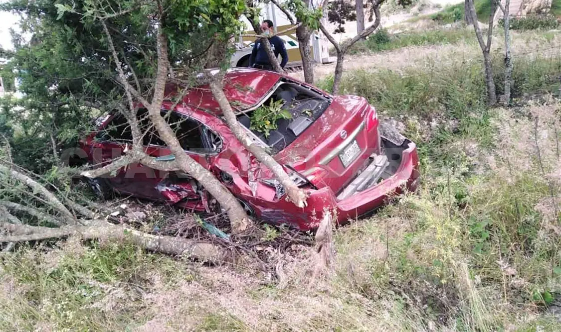 Auto queda en la melaza al salirse de la carretera