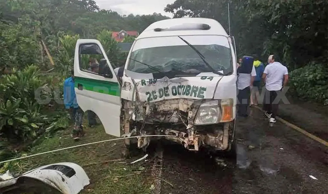 Colectivo se estrella contra poste de CFE; 13 lesionados
