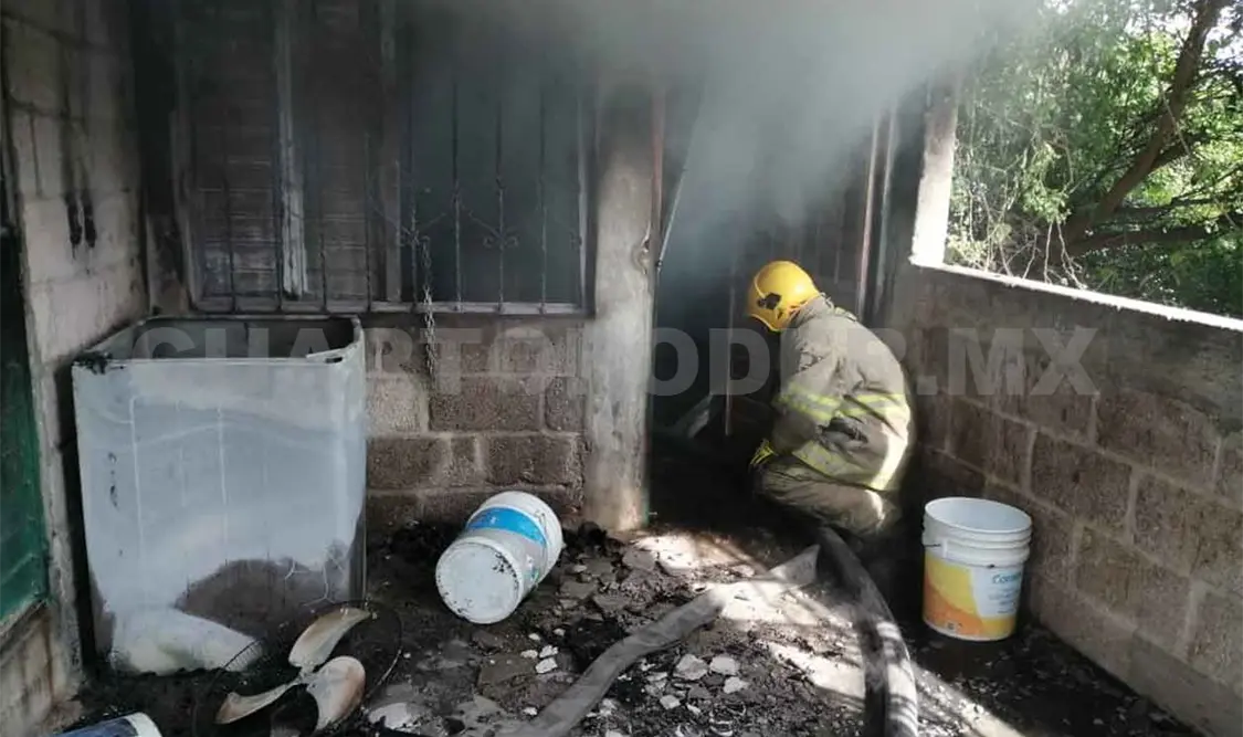 En cenizas queda vivienda tras un incendio