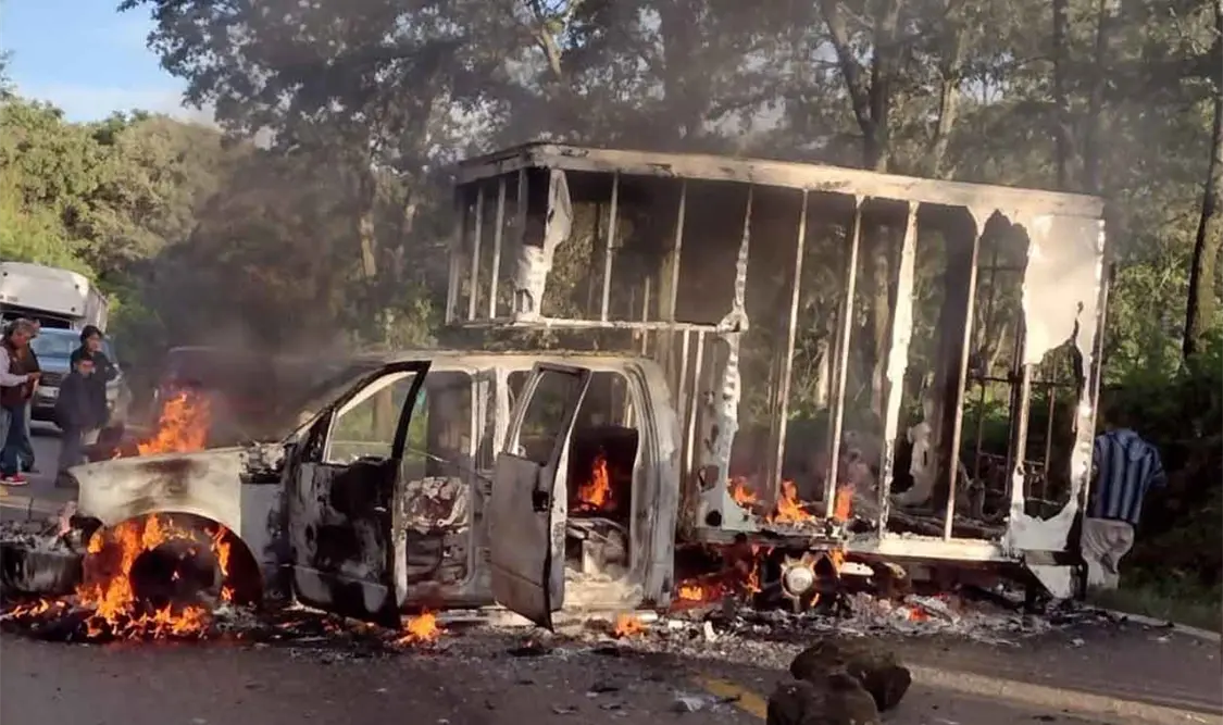 CJNG ataca, bloquea y quema vehículos